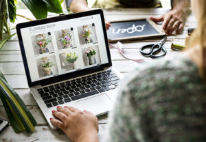 E-business flower shop marketing promote on social media
